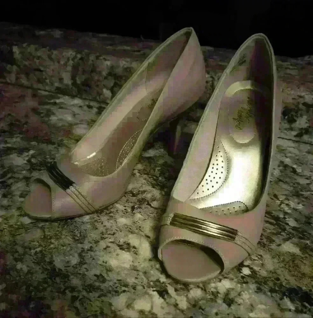 Delflex comfort beige and gold women's high heel pumps size 9 and 1/2 - Picture 5 of 11